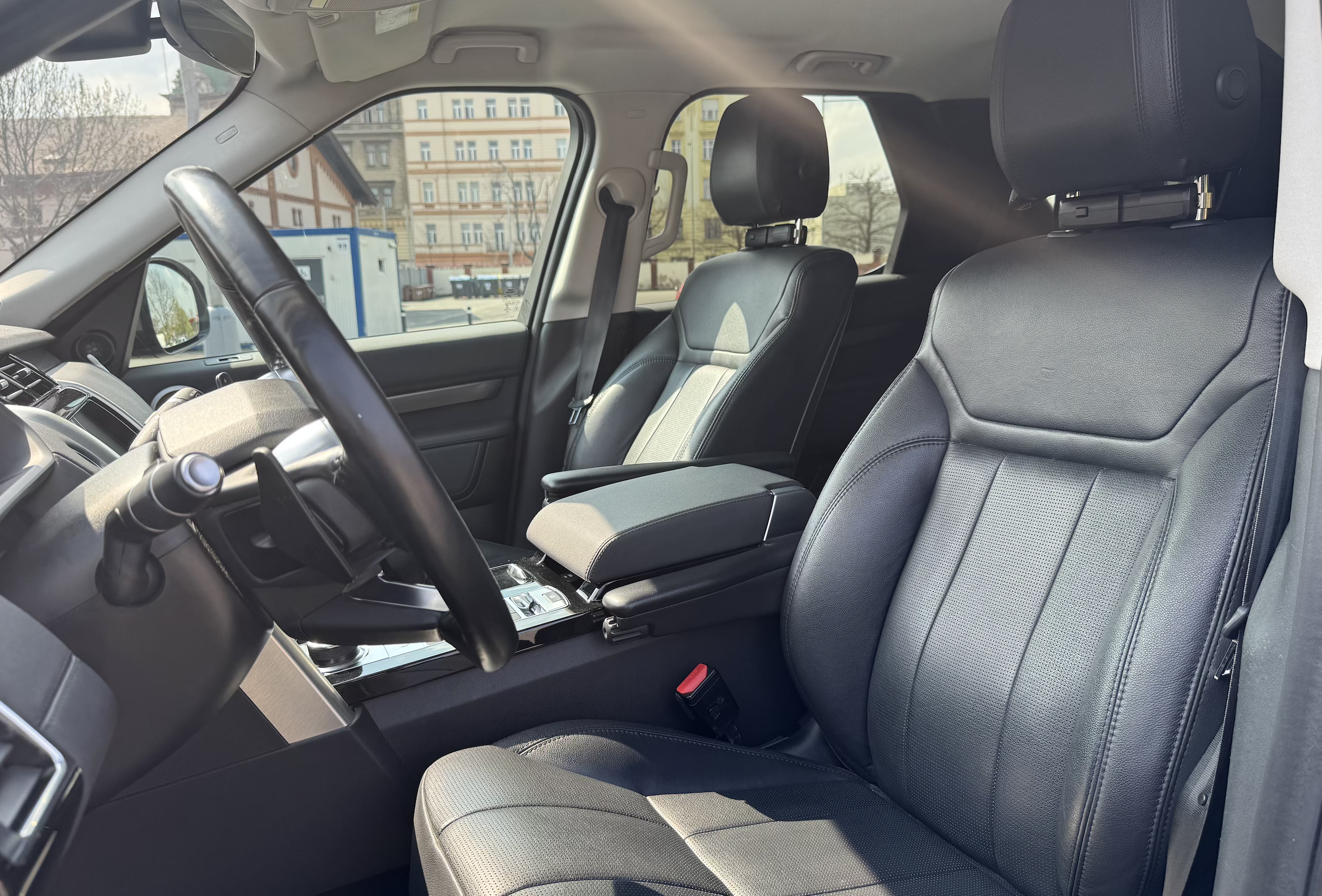 LAND ROVER DISCOVERY 5 3.0 Si6 HSE AWD AUT | české ojeté auto | první majitel | skladem | benzín 340 koní | rodinné SUV | 7 míst | silicon silver metalíza | černá kůže | perfektní výbava | super cena | nákup online | AUTOiBUY.com